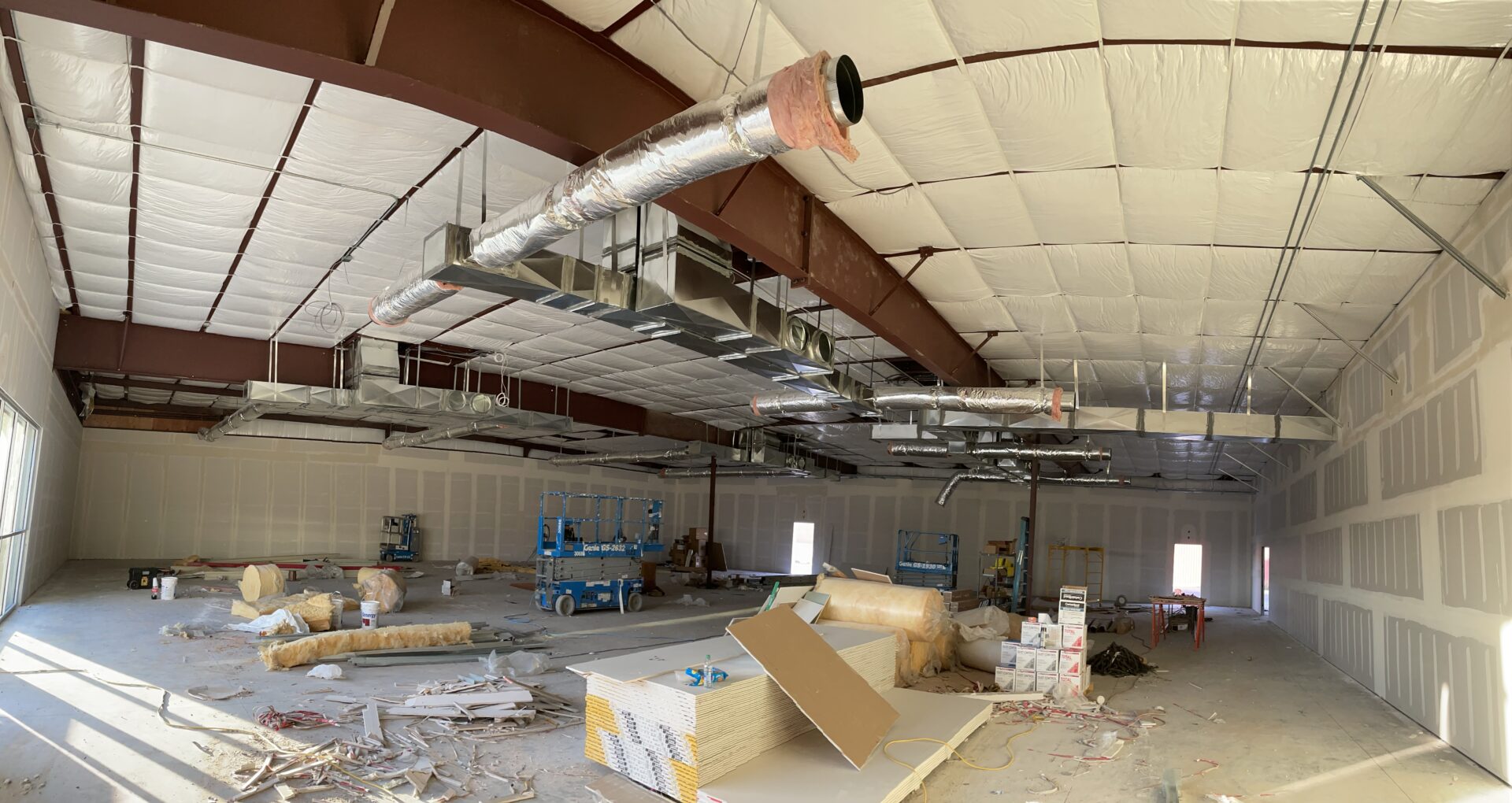 Large unfinished commercial space with exposed ductwork
